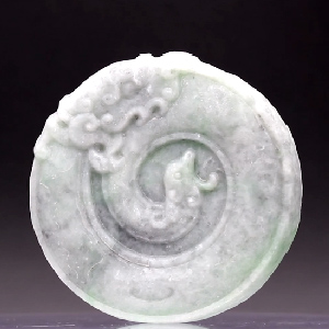 材料：糯種翡翠 機(jī)型：7代機(jī) 加工時(shí)長(zhǎng)：2小時(shí) 工藝：仿古牌正反兩面工藝 