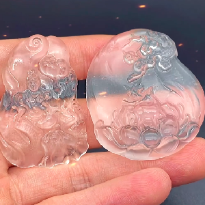 材料：水晶 雕刻時(shí)長(zhǎng)：3小時(shí) 機(jī)型：7代機(jī) 工藝：平面浮雕多個(gè)排版 